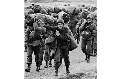 13 de abril de 1982, soldados argentinos caminan por las calles de las islas