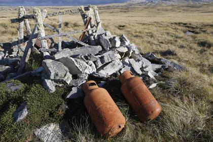 Los restos de un puesto de batería de las fuerzas argentinas