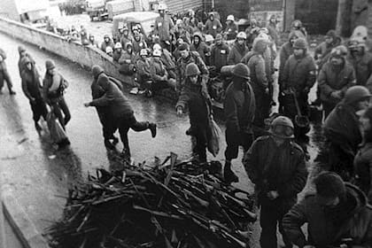 La entrega de armas durante la rendición argentina