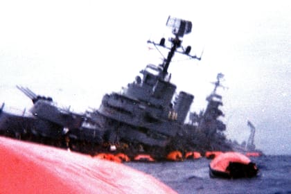 Hundimiento del ARA General Belgrano, una imagen tomada por uno de sus tripulantes, el 1 de mayo de 1982