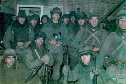 Esta foto de 1982 cortesía de Diego Carlos Arreseigor lo muestra, de pie, con su batallón 