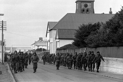 Tropas del Ejercito Argentino avanzan por la Avenida Ross , luego del desembarco y ocupacion militar de las Islas Malvinas, 2 de abril de 1982