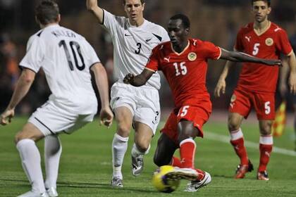 Ismaeel Omar Abdulla lleva la pelota ante el neocelandés Chris Killen