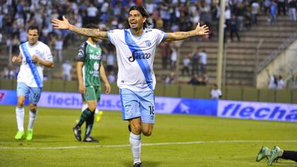 Ismael Blanco celebra el segundo gol del Decano en Salta