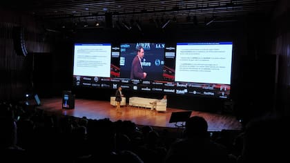 Ismael Nafría hablando del New York Times, moderado por Gastón Roitberg, Secretario de Redacción de LA NACION