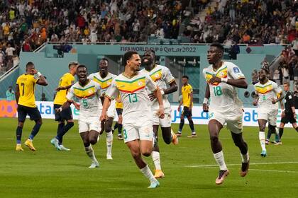 Ismaila Sarr, de penal, anotó el primer gol de Senegal en el triunfo sobre Ecuador