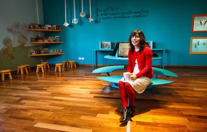 Isol, la autora e ilustradora premiada en el exterior, en una de las salas que exhiben su creación