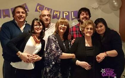 Isolda Benitez junto a su esposo Vicente, sus hijos y su suegra