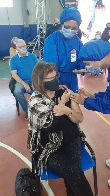 Isolda Benitez, mientras recibió la vacuna en el gimnasio 17 de Octubre, de Río Gallegos.