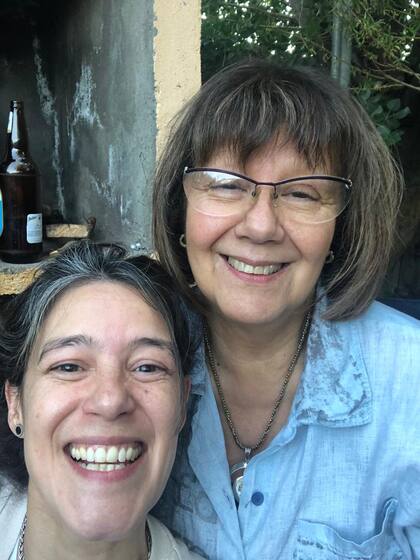 Isolda Benitez y su hija María Belén, felices tras haber ganado la batalla al Covid