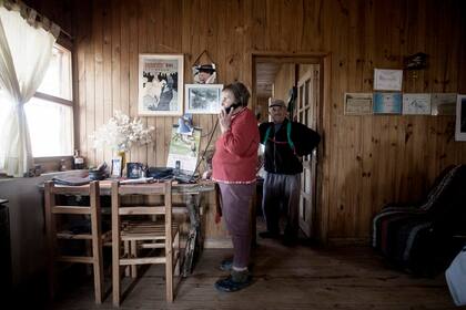 Isolina Ogrisek (jubilada administrativa) junto a un vecino.