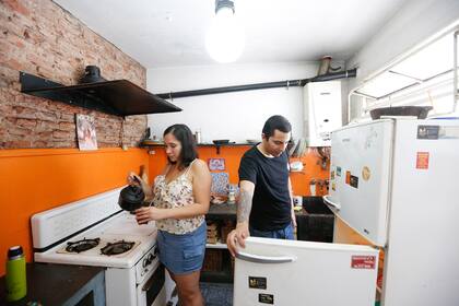 Isondy Pira y Sebastián Sotelo son roomates en una casa en Palermo que comparten con cinco inquilinos más