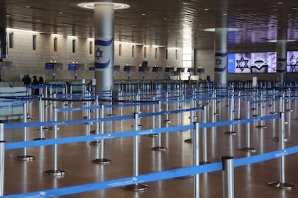 Israel cerró el sábado su espacio aéreo a vuelos civiles tras un ataque conjunto israelí-estadounidense contra Irán, según las autoridades locales