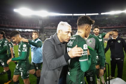 Israel Damonte abraza a uno de sus jugadores tras el triunfo histórico de Sarmiento de Junín ante River