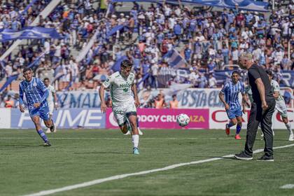 Israel Damonte, DT de Sarmiento, sigue la acción de Matías Rosales en el partido ante Godoy Cruz