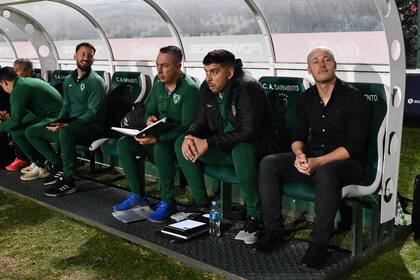 Israel Damonte en el banco de Sarmiento de Junín y antes de un partido ante Newell's