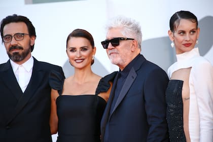 Israel Elejalde, Penélope Cruz, Pedro Almodóvar y Milena Smit en el estreno, en septiembre, de Madres paralelas el Festival de Cine de Venecia; el film se verá directamente en Netflix en toda América latina