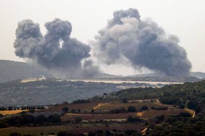 Esta imagen tomada desde una posición a lo largo de la frontera en el norte de Israel el 27 de diciembre de 2023 muestra humo ondeando en el sur de la aldea libanesa de Marwahin después de los bombardeos israelíes en medio de las tensiones transfronterizas en curso mientras continúan los combates entre Israel y los militantes de Hamás en la Franja de Gaza.