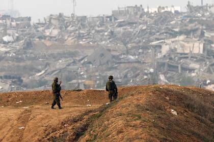 Soldados israelíes patrullan a lo largo de la frontera entre Israel y Gaza el 27 de diciembre de 2023, en medio de continuas batallas entre Israel y el grupo militante palestino Hamas (Photo by JACK GUEZ / AFP)