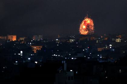 Una explosión ilumina el cielo después de un ataque aéreo israelí en Beit Lahia, en el norte de la Franja de Gaza