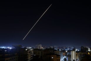 Israel lanzó ataques aéreos contra Gaza el 27 de enero en respuesta al lanzamiento de cohetes militantes desde el enclave palestino, a medida que aumentan las tensiones tras la incursión militar más mortífera en años en Cisjordania