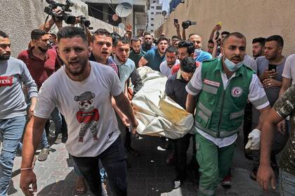Israel lanzó ataques aéreos mortales sobre Gaza en respuesta a una seguidilla de misiles disparados por el movimiento islamista Hamas en medio de una espiral de violencia provocada por los disturbios en Jerusalén