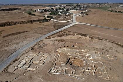 "Un rico terrateniente pudo haber vivido en la finca con vista a las granjas en el norte de Néguev", según los arqueólogos Oren Shmueli, Elena Kogan-Zehavi y Noe D. Michael, quienes creen que las ruinas datan de los siglos VIII o IX, el inicio de la era islámica.