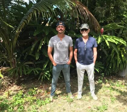 Israel Matos (izquierda) junto a su padre. Tuvieron que dejar su casa alquilada tras ser comprada por un valor que ellos no podían pagar