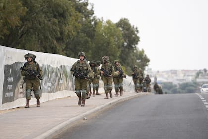 Soldados israelíes llegan el miércoles a Sderot, una ciudad cercana a la Franja de Gaza, después de los ataques terroristas de Hamas (AP Photo/Ohad Zwigenberg)