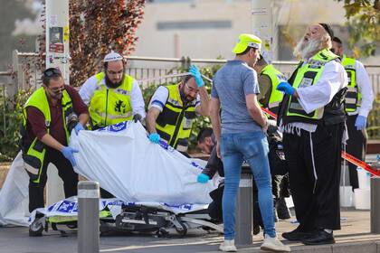 En medio de la guerra, dos hombres bajaron de un auto, abrieron fuego y mataron a tres personas en Jerusalén 