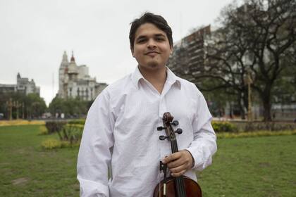 Israel Portillo (viola). Vino por tierra en 2017, al quedar seleccionado entre más de 100 músicos para competir en un festival en Córdoba. Desde que llegó toca en el subte. “Jamás lo había hecho y tenía miedo, pero la necesidad era grande, así que saqué mi viola y toqué Bach. A la gente le gustó. M