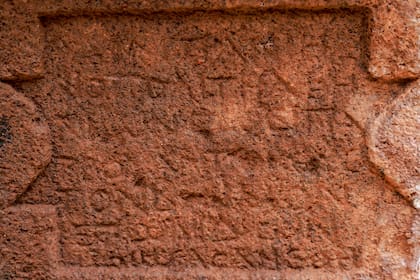 Una inscripción griega está representada en un altar del período helenístico dedicado al dios griego Pan 