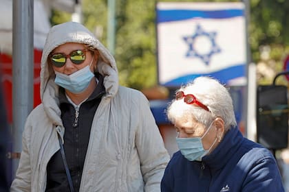 Israelíes, con máscaras protectoras, compran en el mercado central de la ciudad costera de Netanya en Israel, antes de un tercer confinamiento