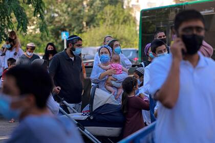 Israelíes hacen fila para hacerse un test rápido de antígenos en centro médico Magen David Adom de Jerusalén