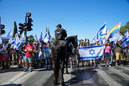 Israelíes protestan contra la reforma judicial del primer ministro Benjamin Netanyahu que debilita a la Corte Suprema, frente al Knesset (parlamento) en Jerusalén, 24 de julio de 2023. (AP Foto/Maya Alleruzzo)