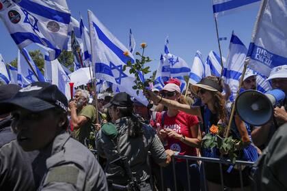 Israelíes protestan contra los planes del gobierno del primer ministro Benjamin Netanyahu de revisar el sistema judicial, frente a la Knesset, el parlamento israelí, en Jerusalén, el lunes 24 de julio de 2023.