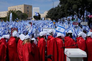 Israelíes protestan contra los planes del nuevo gobierno del primer ministro Benjamin Netanyahu para reformar el sistema judicial frente a la Knesset, el parlamento de Israel, en Jerusalén, el lunes 13 de febrero de 2023.  (Foto AP/Ohad Zwigenberg)