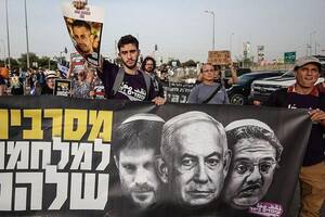 Israelíes protestan contra Netanyahu cerca de la frontera con Gaza.