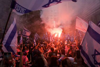 Israelíes protestas contra los planes del gobierno del primer ministro, Benjamin Netanyahu, para reformar el sistema judicial, en Tel Aviv, Israel, el 18 de julio de 2023. (AP Foto/Oded Balilty)