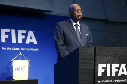 Issa Hayatou, presidente interino de FIFA