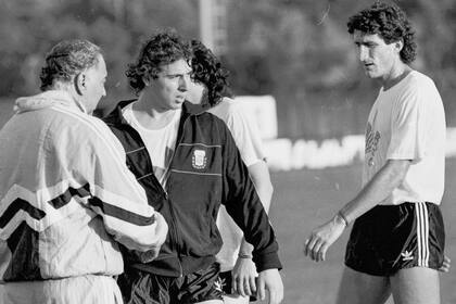 Néstor Fabbri y Edgardo Bauza, dos de los defensores que llevó Bilardo al Mundial