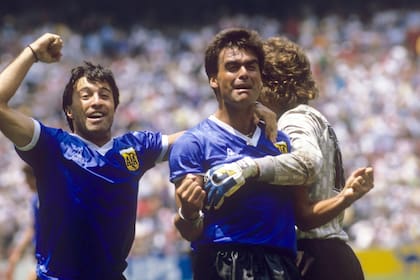 Julio Olarticoechea, José Luis Brown y Nery Pumpido festejando el 22/06/1986 en Ciudad de México el triunfo ante Inglaterra por los cuartos de final del Mundial de México; las lesiones le jugaron en contra al Tata.