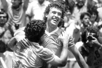 Diego Maradona y Jorge Valdano festejan durante el partido que disputan Argentina e Inglaterra el 22 de junio de 1986 en el Estadio Azteca
