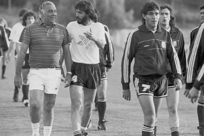 Burruchaga camina delante de Batista y el profe Echevarría, en la concentración de Trigoria