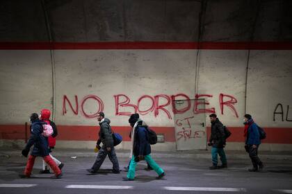Un grupo de migrantes en el norte de Italia, camino a la frontera con Francia. (AP/Daniel Cole)