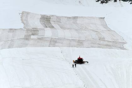 El glaciar de Presena, entre el Trentino Alto Adigio y Lombardía, ha perdido más de un tercio de su volumen desde 1993 debido a los veranos cada vez más tórridos que le hacen retroceder cada año un poco más