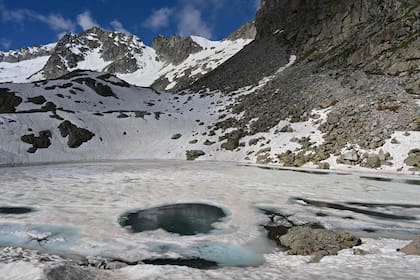 Italia: cubren un glaciar con tela para evitar que se derrita