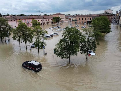 Esta fotografía aérea muestra una plaza inundada en la ciudad de Lugo, cerca de Rávena, el 18 de mayo de 2023, después de que las fuertes lluvias causaran inundaciones en la región norteña de Emilia Romagna
