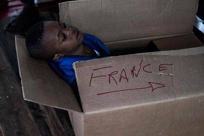 El rechazo a un barco de migrantes, que terminó en Francia, generó un roce diplomático 