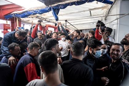 Migrantes reaccionan a bordo del barco humanitario Ocean Viking que se dirige a Francia con 230 migrantes rescatados del mar Mediterráneo, el jueves 10 de noviembre de 2022